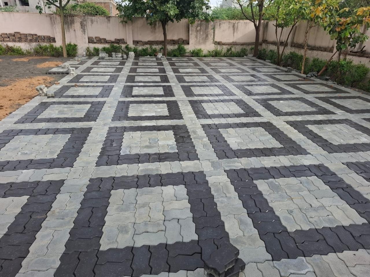Modern Courtyard Zigzag Layout